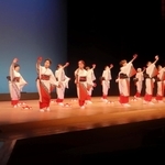 民踊愛好家が舞台に立ったつどい＝明石市中崎１