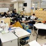 フリーアドレスを導入した職員室＝沢池小学校