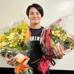 後援会が贈呈した花束を受け取った中森俊介選手（千葉ロッテマリーンズ提供）