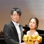 ３月の鳥取公演で歌う諏訪部さん（左）と二星さん