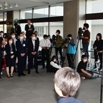 市職員の前で退任のあいさつをする泉房穂明石市長＝２８日午後、明石市役所（撮影・中西幸大）