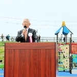 記念式典であいさつをする泉房穂市長＝明石市魚住町清水