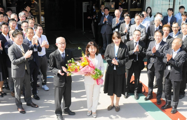 初登庁し市職員と一緒に写真に納まる丸谷聡子市長（前列中央、撮影・長尾亮太）