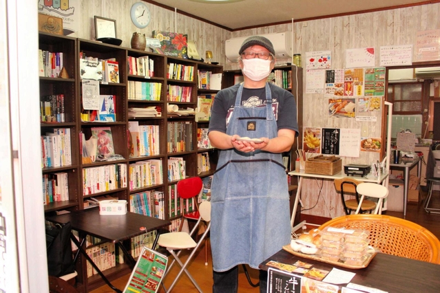 店内に立つ風杜さん。市の「明石まちなかブックスポット」にも認められている＝明石市魚住町西岡