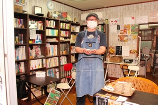 店内に立つ風杜さん。市の「明石まちなかブックスポット」にも認められている＝明石市魚住町西岡