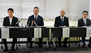 教員逮捕を受け、会見を開く明石商業高校の橋本浩二校長（左から２人目）ら＝明石市役所