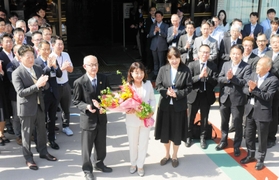 初登庁し市職員と一緒に写真に納まる丸谷聡子市長（前列中央、撮影・長尾亮太）