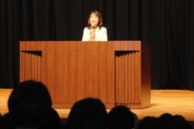 明石市職員に訓示する丸谷聡子市長＝市立市民会館