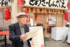 魚の棚商店街でスケッチする伊藤太一さん＝明石市本町１