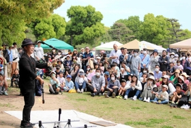 連休中、大勢のギャラリーを楽しませた＝県立明石公園