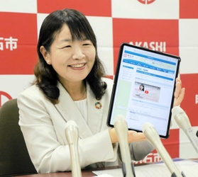 開設した動画チャンネル「まるちゃんねる」について説明する丸谷聡子市長＝明石市役所