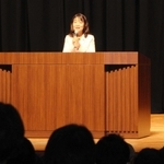 明石市職員に訓示する丸谷聡子市長＝市立市民会館