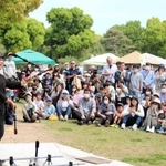 連休中、大勢のギャラリーを楽しませた＝県立明石公園