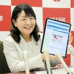 開設した動画チャンネル「まるちゃんねる」について説明する丸谷聡子市長＝明石市役所