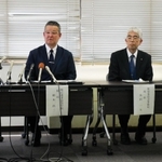 教員逮捕を受け、会見を開く明石商業高校の橋本浩二校長（左から２人目）ら＝明石市役所