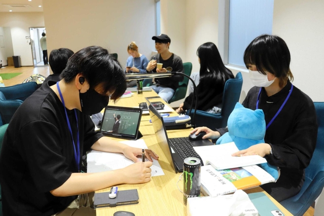 勉強はパソコンやタブレットを使用し、各自のペースで進める＝明石市相生町２