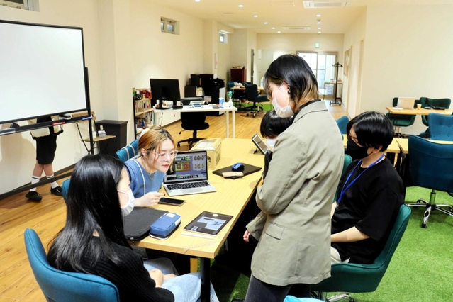 グループで制服をデザインする青楓館高等学院の生徒＝明石市相生町２