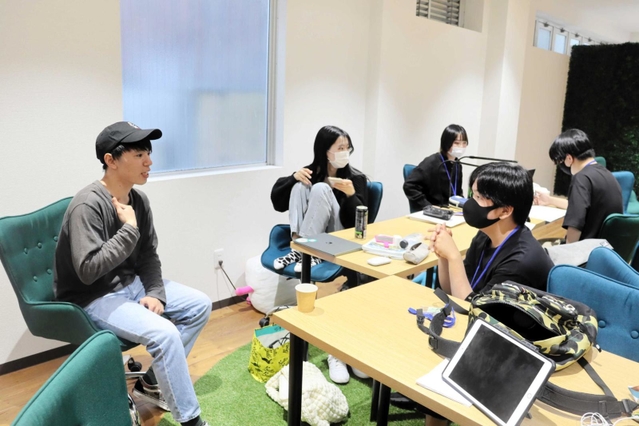 教室に起業家（左）らが来て、生徒と交流することも＝明石市相生町２