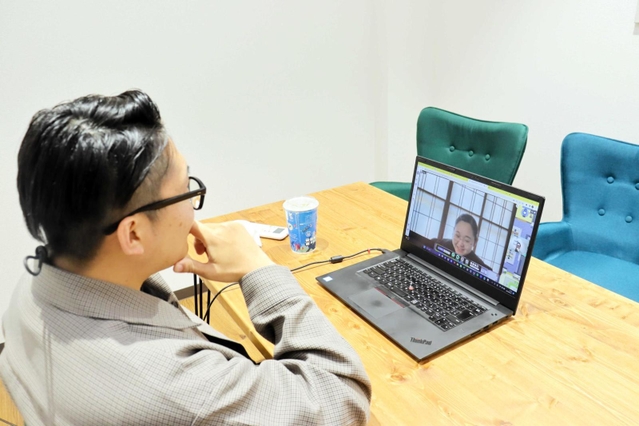 遠方に住んでいるなど、通学が難しい生徒はオンラインで授業を受ける＝明石市相生町２