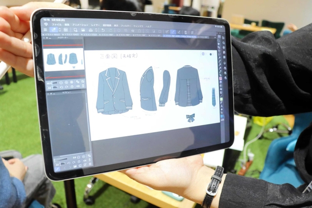 制作中の青楓館の制服＝明石市相生町２