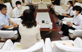 真剣な表情で市長の話を聞く生徒ら＝明石市役所