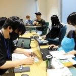 勉強はパソコンやタブレットを使用し、各自のペースで進める＝明石市相生町２