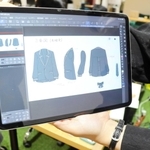 制作中の青楓館の制服＝明石市相生町２