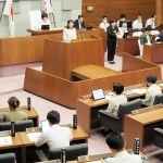 所信表明をする丸谷聡子市長＝明石市議会の本会議場