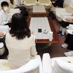 真剣な表情で市長の話を聞く生徒ら＝明石市役所