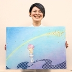 「星に願いを」の原画をもつ色鉛筆アーティストのＴＯＮさん＝明石市内