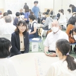 グループごとにえんたくんを囲んで話し合う参加者＝明石市大明石町１