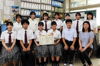 第４７回全国高等学校総合文化祭の新聞部門で、優良賞に輝いた明石城西高校の新聞部員ら＝明石城西高校