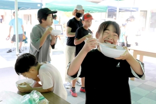 牛丼を頰張る子どもら＝明石市西新町２