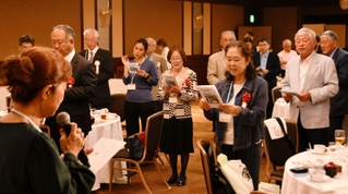東京明石会で合唱する参加者たち＝東京都千代田区