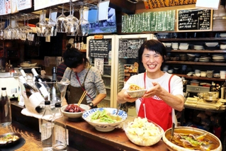 立ち吞みたなかに立つ田中裕子さん＝明石市本町１