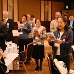 東京明石会で合唱する参加者たち＝東京都千代田区