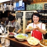 立ち吞みたなかに立つ田中裕子さん＝明石市本町１