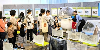 マルとの記念撮影会に並ぶ来場者ら＝あかし市民図書館