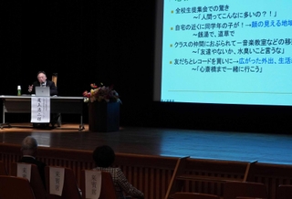 自身の経験や海外の現状について話す尾上浩二さん＝明石市東仲ノ町