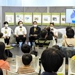 親子らでにぎわう、かなしきデブ猫ちゃんの読み聞かせ会の会場＝あかし市民図書館