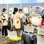 マルとの記念撮影会に並ぶ来場者ら＝あかし市民図書館