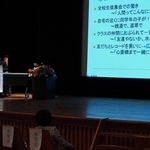 自身の経験や海外の現状について話す尾上浩二さん＝明石市東仲ノ町