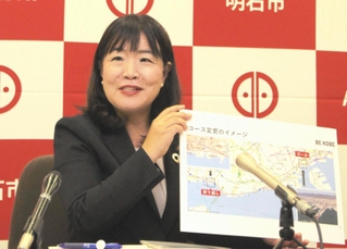 会見で神戸マラソンのコース変更案について話す丸谷聡子市長＝明石市役所