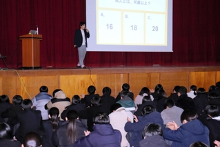 性被害防止にできることなどを説明する迫祐太さん＝明石西高校