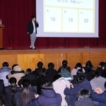 性被害防止にできることなどを説明する迫祐太さん＝明石西高校