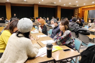 不登校の子や親が抱える問題について話し合う参加者＝明石市大明石町１