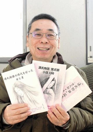 電子書籍でも読める３作品を手にする高堀枝裕二さん＝明石市相生町２