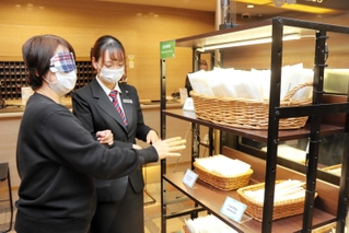 視覚障害がある客に分かりやすく案内する練習が行われた＝明石市松の内２