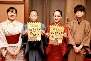 チラシを手にする「桂阿か枝の落語塾卒業生の会」のメンバーたち＝明石市魚住町金ケ崎