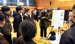 １年間グループで活動してきた成果を報告する明石高専の学生＝明石市魚住町西岡
